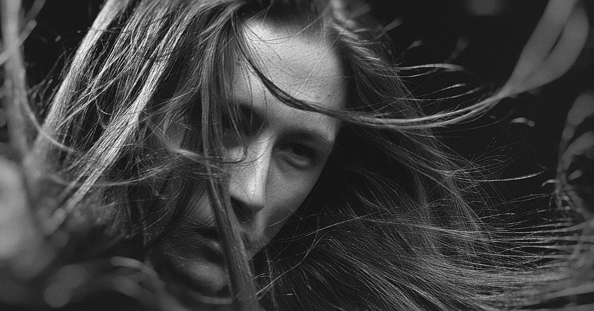 Ten związek wyniszcza Cię emocjonalnie, dlaczego nie potrafisz odejść? Oto 3 główne powody.